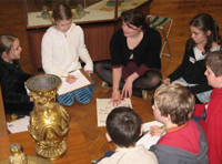 primary students in a museum 
